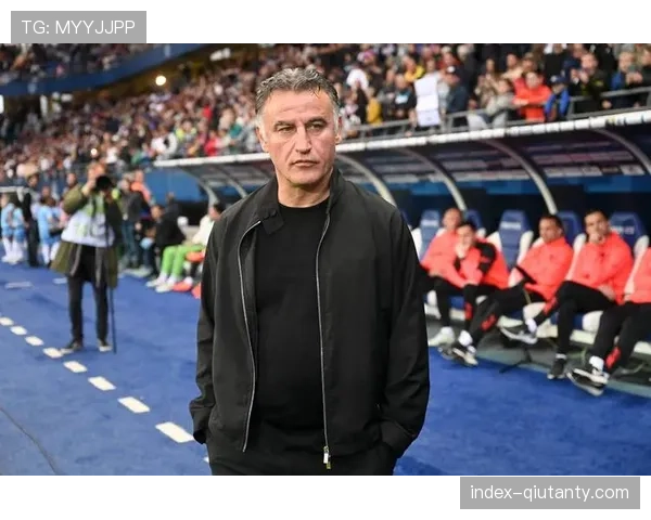 镜头记录：那不勒斯主帅卡尔佐纳与裁判激烈交流后被出示黄牌