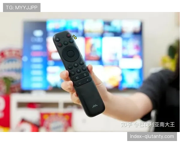 特写：球迷在智能座椅体验区通过触觉反馈背心感受关键封盖的冲击力模拟